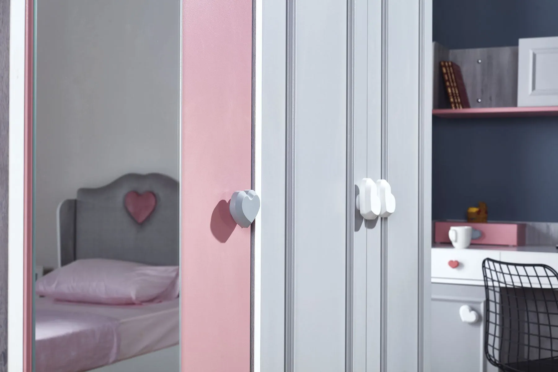 Armadio per cameretta bambina con 3 ante in legno grigio e rosa cm 135x59x200h